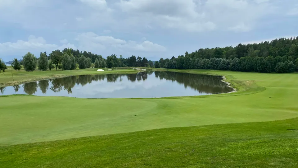 Eleganter Golfplatz bei goldenem Licht
