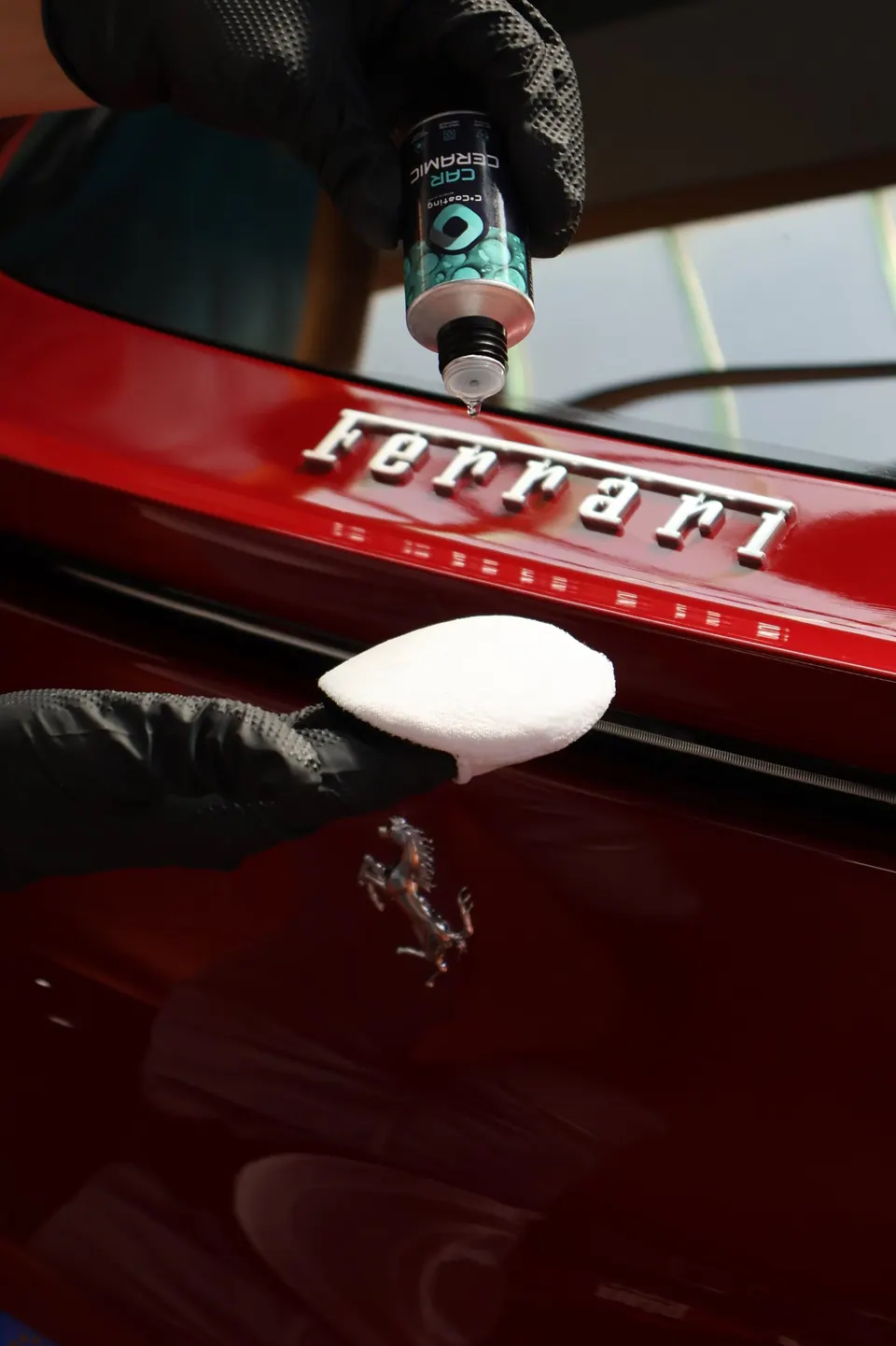 Lotus-Effekt nach Keramikversiegelung auf glänzendem Autolack