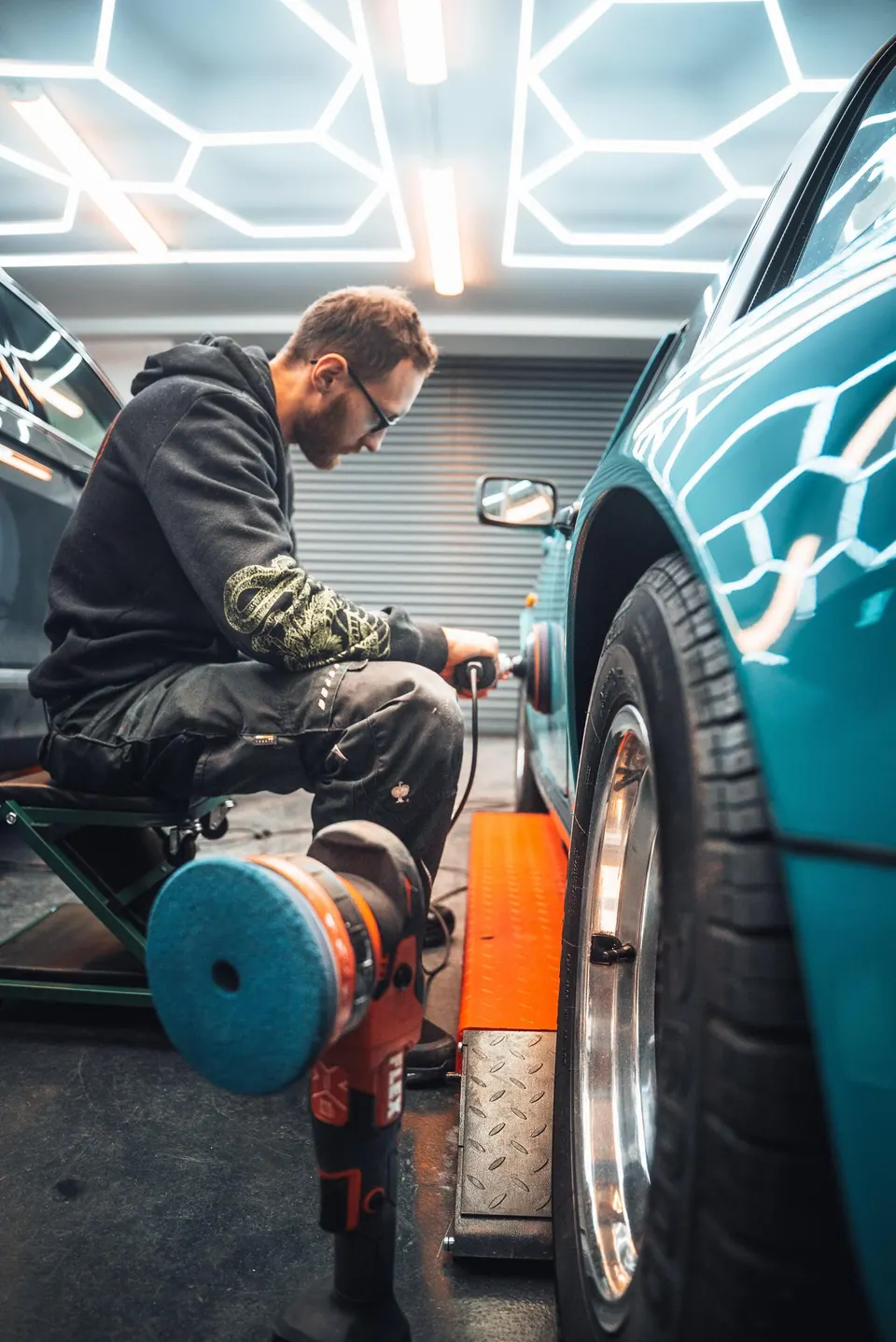 Professionelle Lackaufbereitung und Politur an rotem Sportwagen